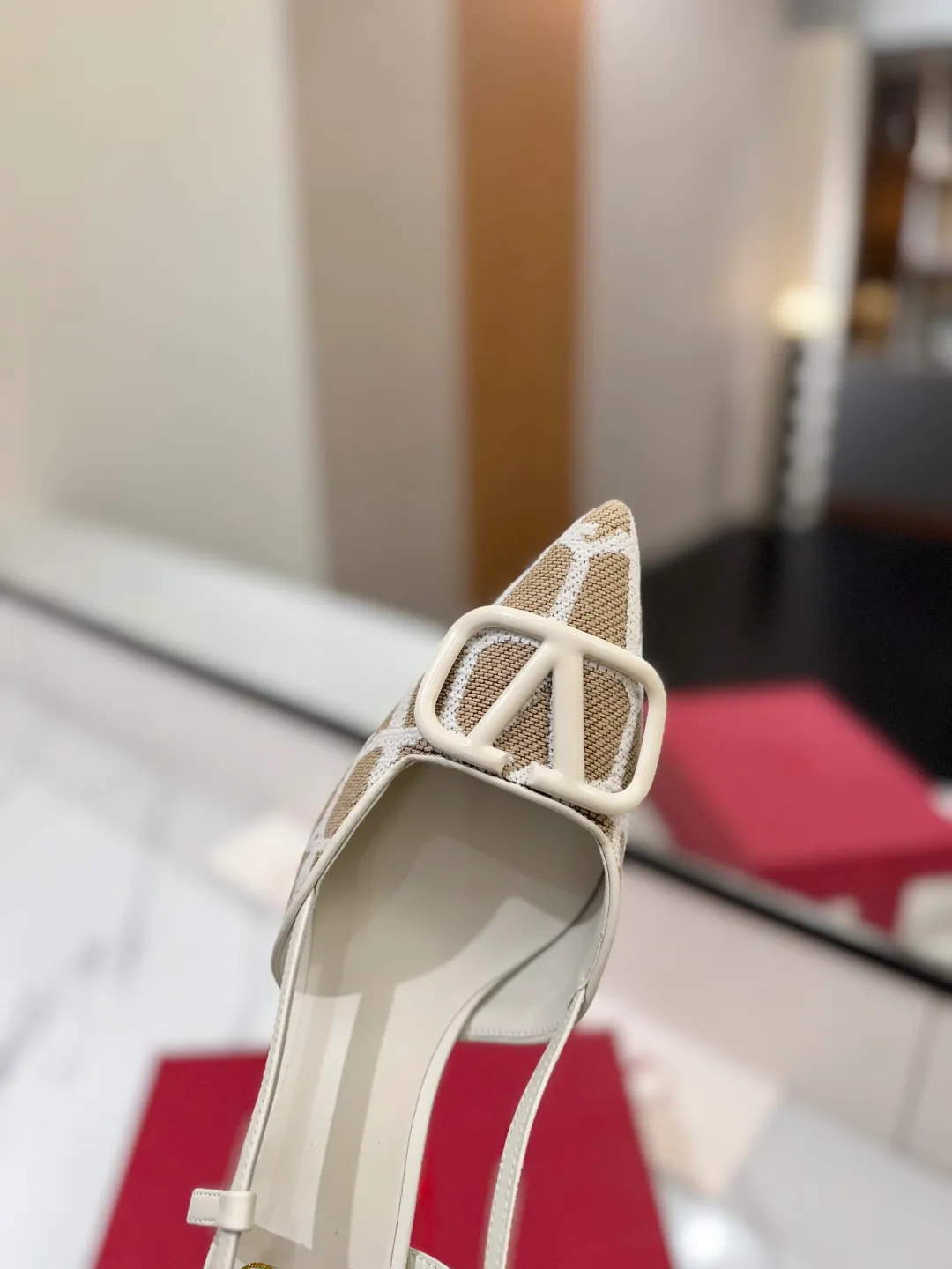 💕💕Factory direct selling price p520💕💕 Valentino VALENTINO's latest Valentino GaravaniV logo sling-back high heels with VLogo Signature decoration - Platinum tone VLogoSignature decoration ♡Elegant style, creating a different feeling! ♡It is an indispensable shoe in your shoe cabinet! ♡Simple temperament style, the highest version on the market♡ ◆ Material: Woolen cloth material◆ ◆ Lining and feet: imported goatskin◆ ◆ Outsole: Italian genuine leather outsole ◆ ◆ Heel height: ❽𝙘𝙢 ◆ ♡ show bdetails ♡ ———————————— ◢size. |35-39 (34.40 41 42 customized)◣